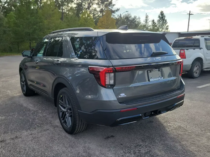 2025 Ford Explorer ST-Line photo 1