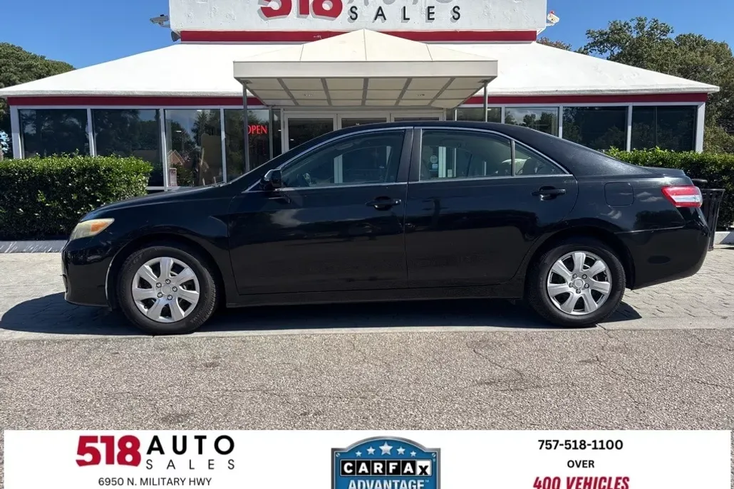 2011 Toyota Camry LE photo 1