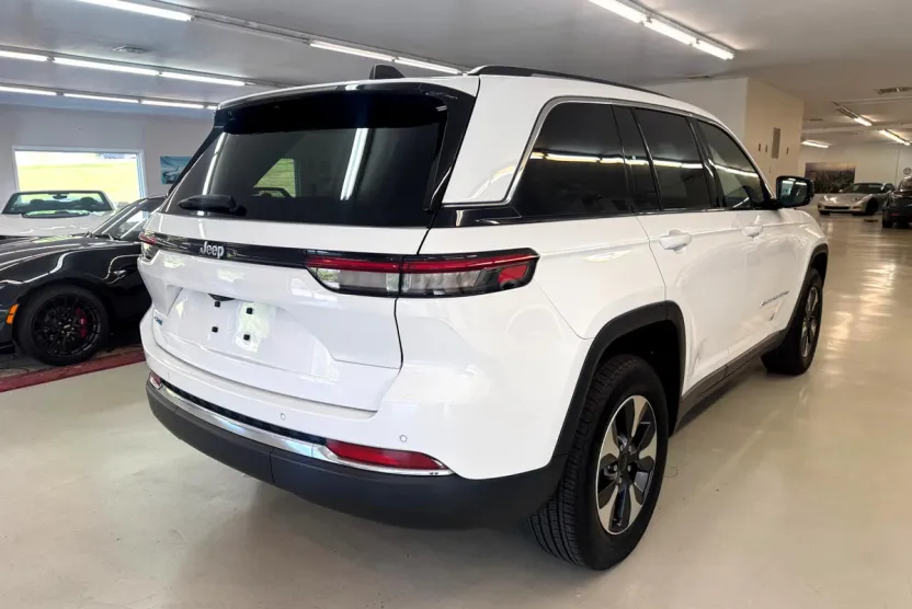 2023 Jeep Cherokee 4xe photo 1