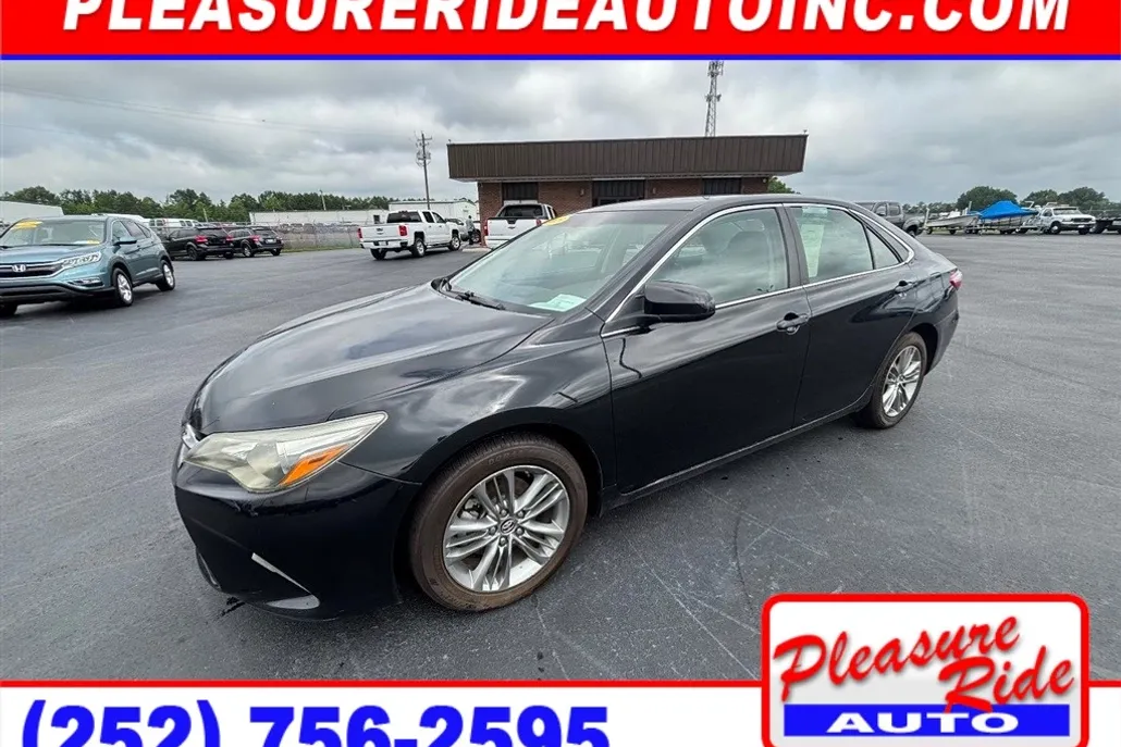 2015 Toyota Camry SE photo 1