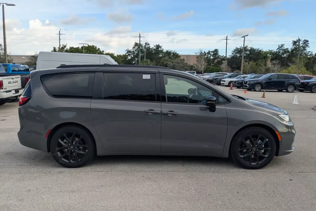 2025 Chrysler Pacifica Limited photo 1