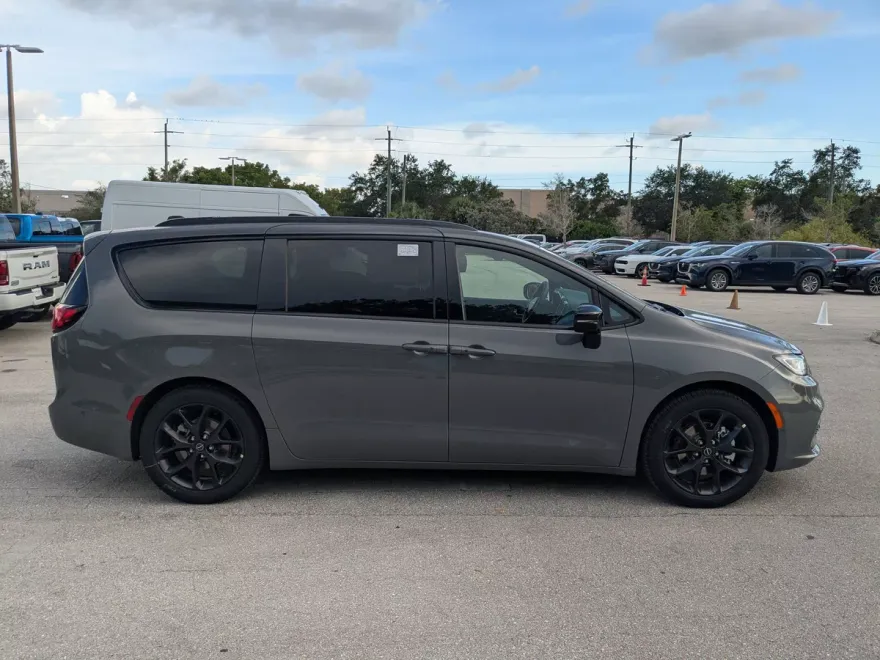 2025 Chrysler Pacifica Limited photo 1