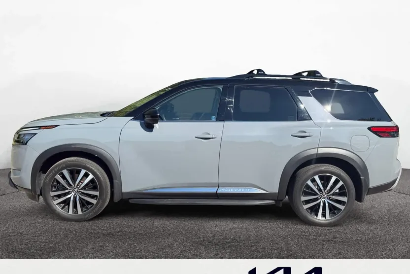 2023 Nissan Pathfinder Platinum photo 1