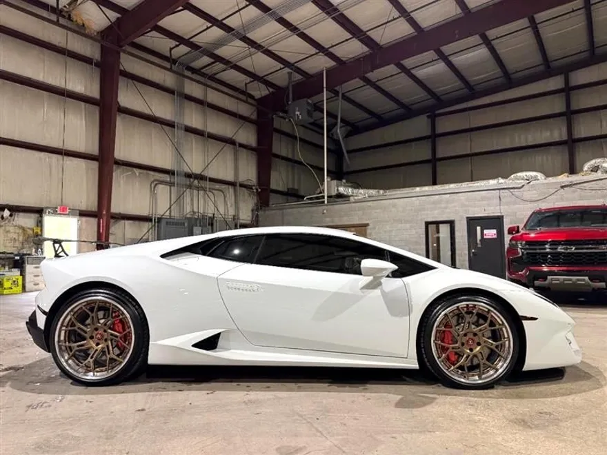 2016 Lamborghini Huracan Coupe photo 4