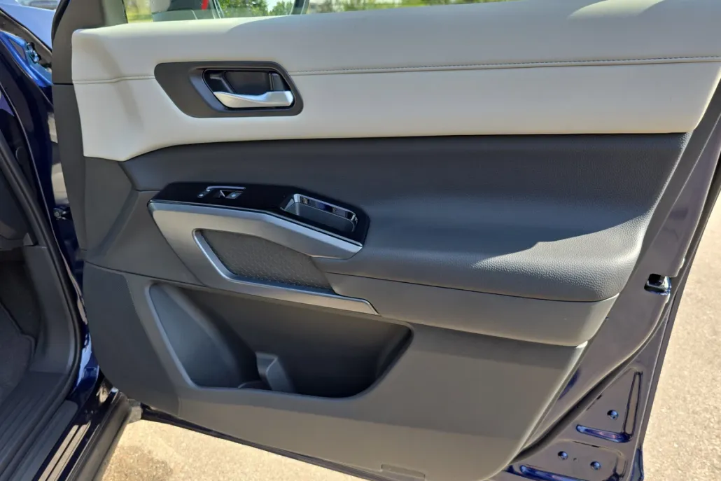 2025 Nissan Pathfinder SL photo 1