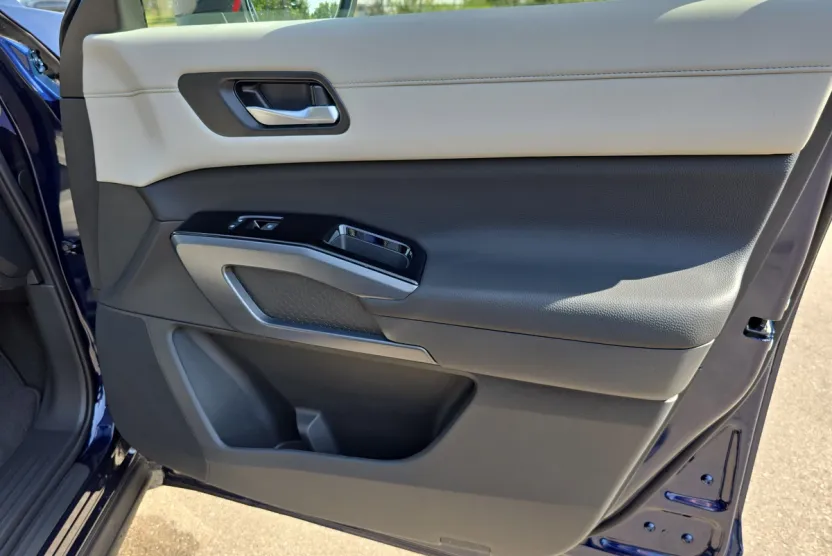 2025 Nissan Pathfinder SL photo 1