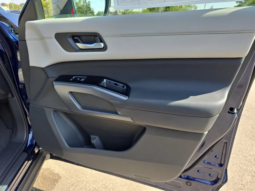 2025 Nissan Pathfinder SL photo 1