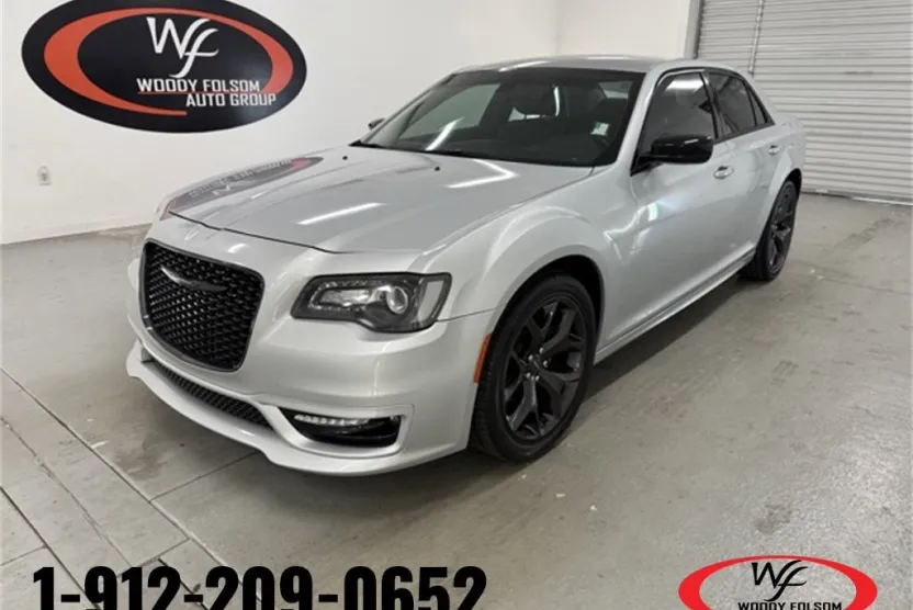 2020 Chrysler 300 Touring L photo 1