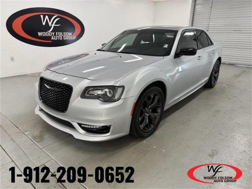 2020 Chrysler 300 Touring L photo 1