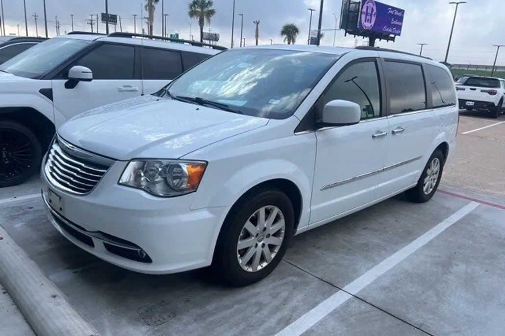 2015 Chrysler Town & Country Touring photo 1