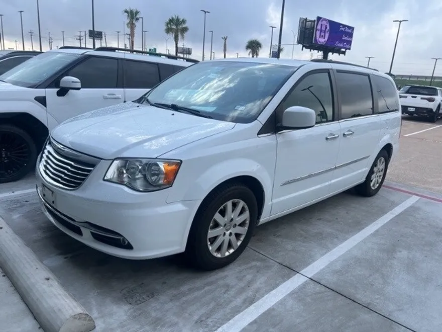 2015 Chrysler Town & Country Touring photo 1