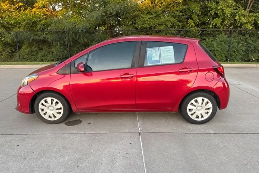 2017 Toyota Yaris LE SE photo 1