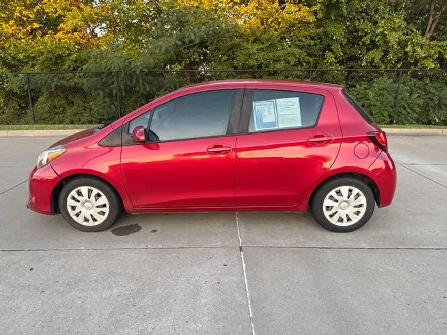 2017 Toyota Yaris LE SE photo 1