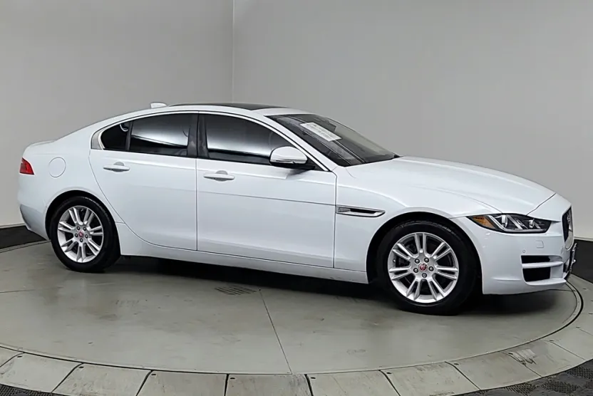 2017 Jaguar XE Premium photo 1