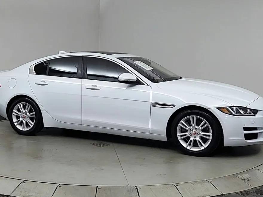 2017 Jaguar XE Premium photo 1