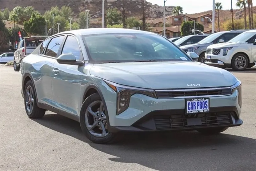 2025 Kia K4 LXS photo 1