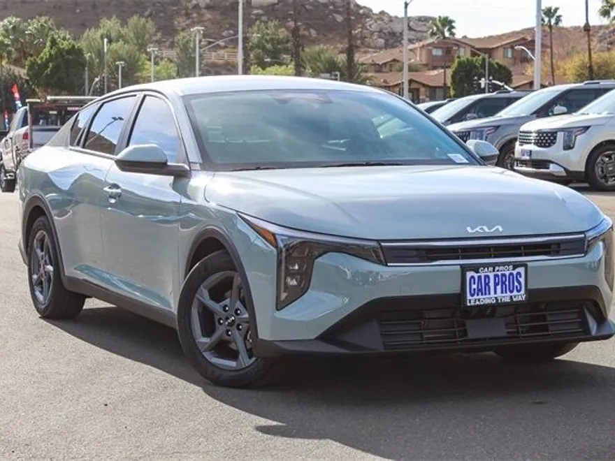 2025 Kia K4 LXS photo 1