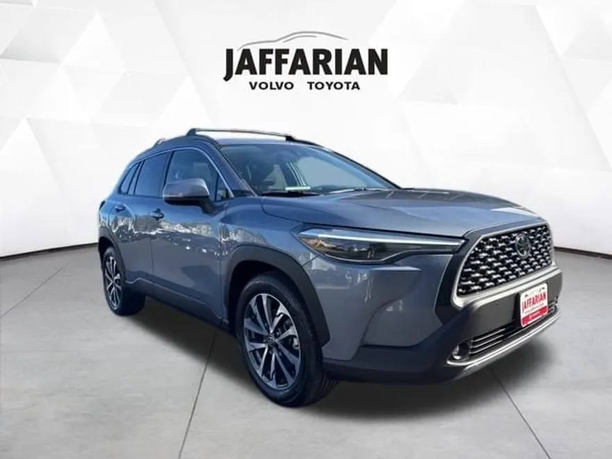 2022 Toyota Corolla Cross XLE photo 1