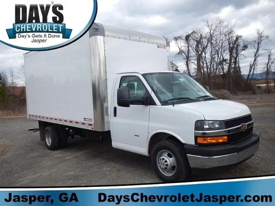 2024 Chevrolet Express Cutaway 3500 photo 1