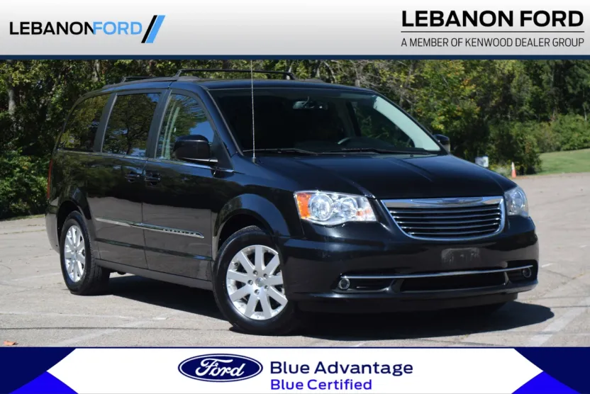 2016 Chrysler Town & Country Touring photo 1