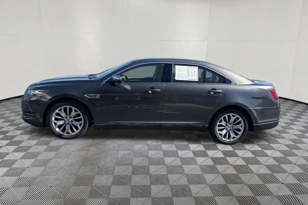 2018 Ford Taurus Limited photo 1