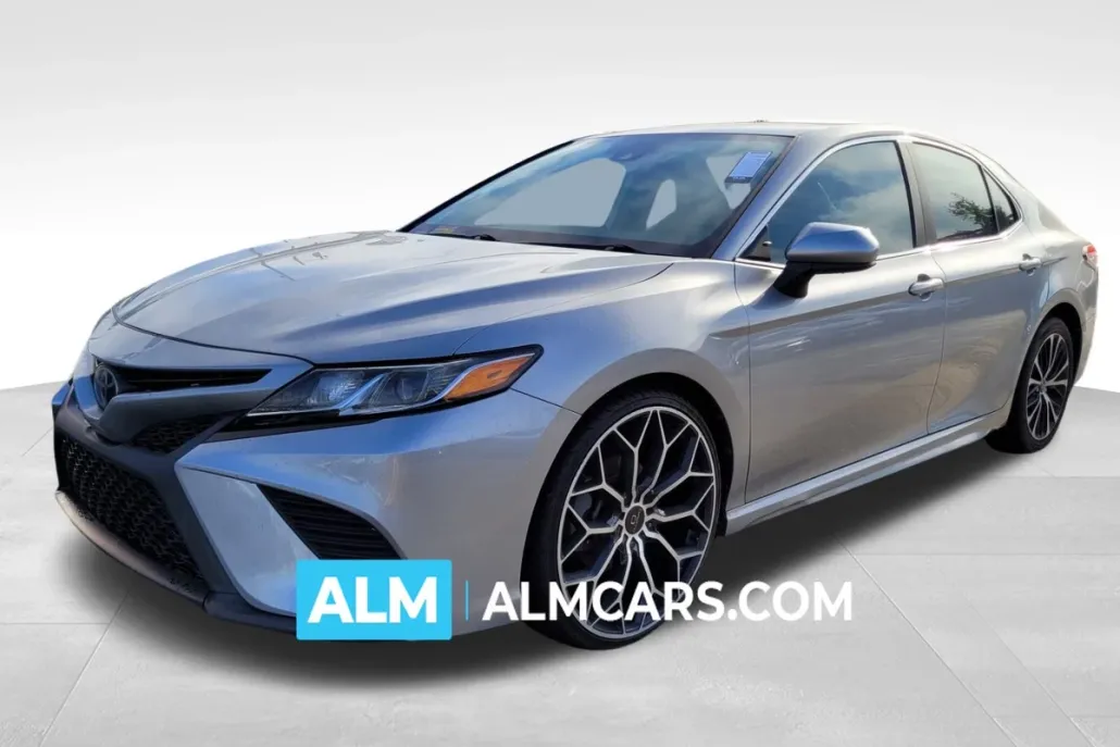 2019 Toyota Camry LE photo 1