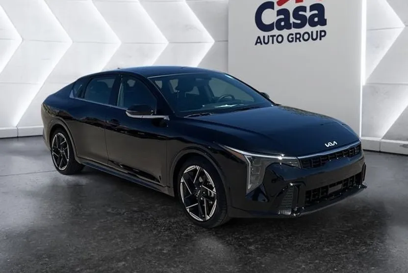 2025 Kia K4 GT-Line photo 1