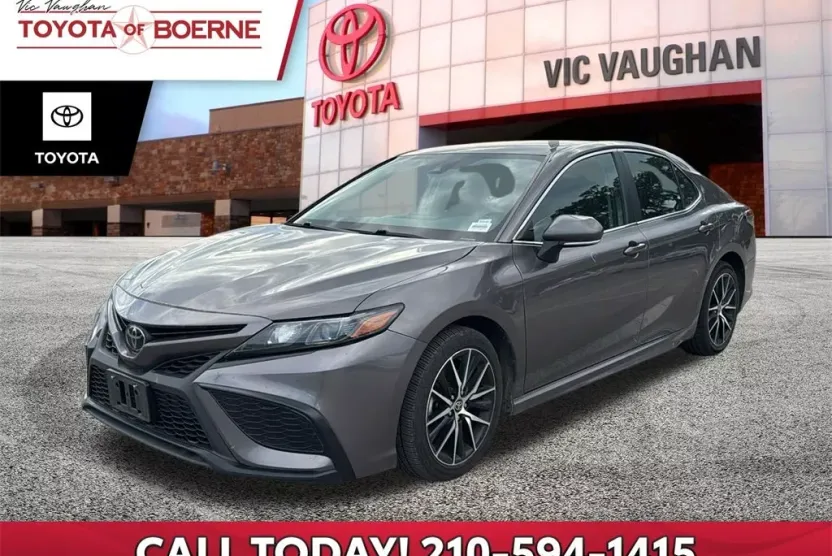 2022 Toyota Camry SE photo 1