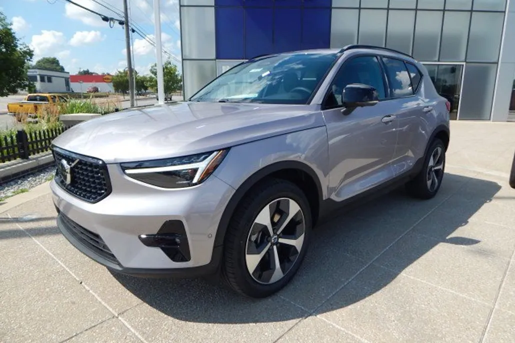 2026 Volvo XC40 Plus photo 1