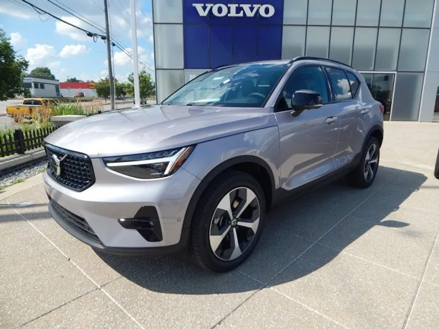 2026 Volvo XC40 Plus photo 1