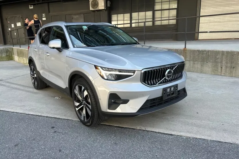 2025 Volvo XC40 Plus photo 1