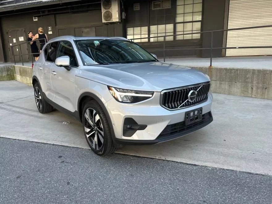 2025 Volvo XC40 Plus photo 1