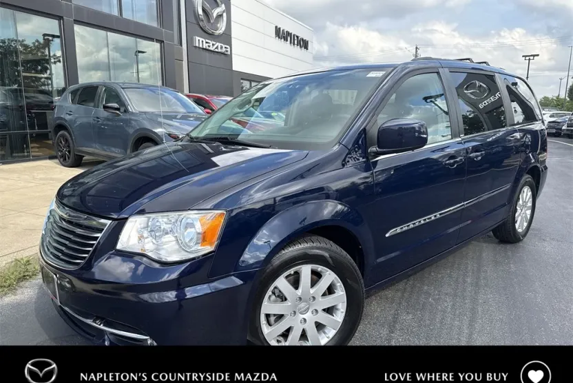 2014 Chrysler Town & Country Touring photo 1
