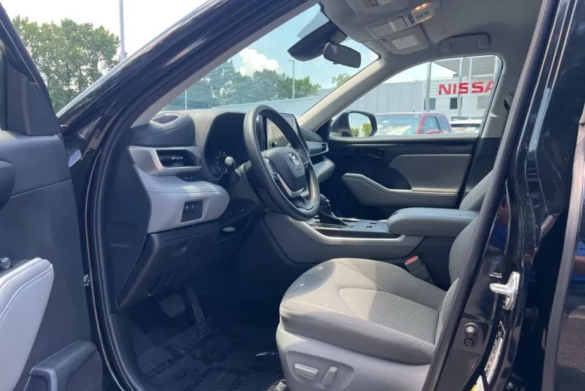 2023 Toyota Highlander L photo 1