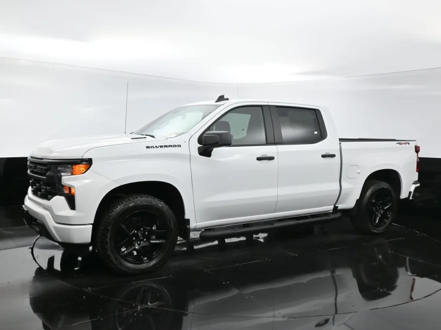 2025 Chevrolet Silverado 1500 Custom photo 3