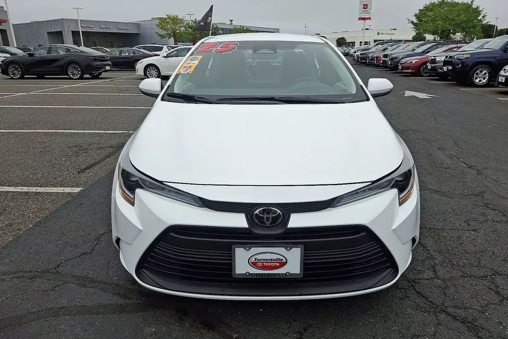 2025 Toyota Corolla LE photo 1
