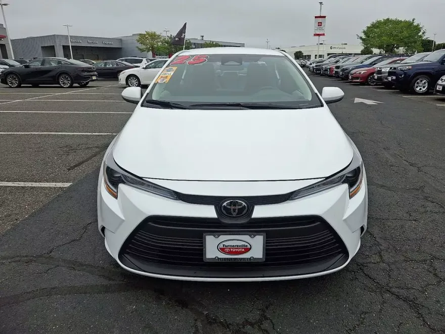2025 Toyota Corolla LE photo 1