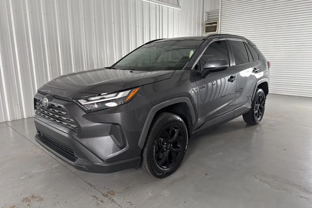 2023 Toyota RAV4 XLE photo 1