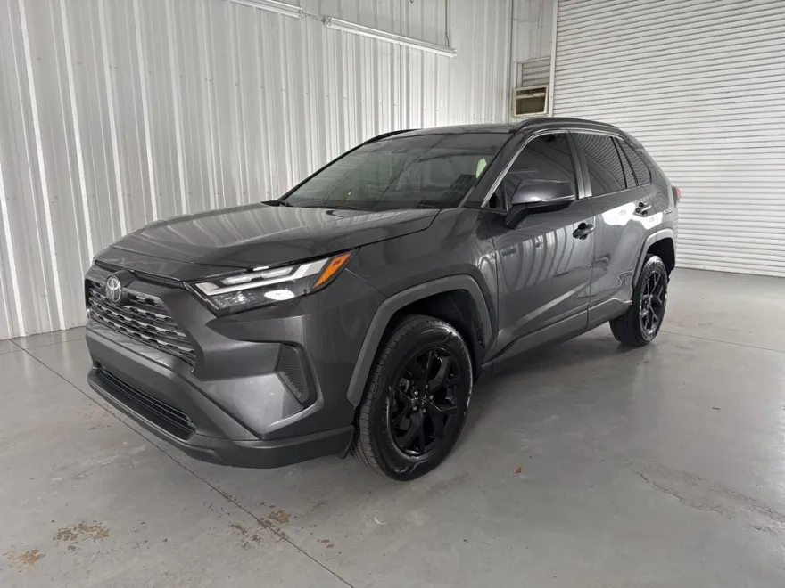 2023 Toyota RAV4 XLE photo 1