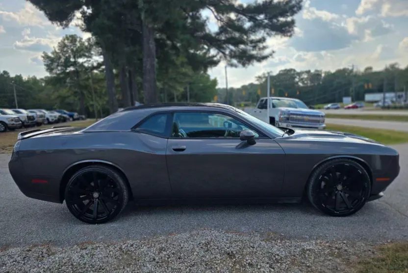2016 Dodge Challenger SXT photo 1