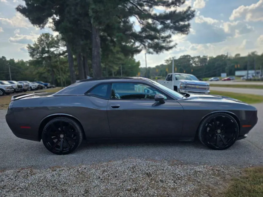 2016 Dodge Challenger SXT photo 1