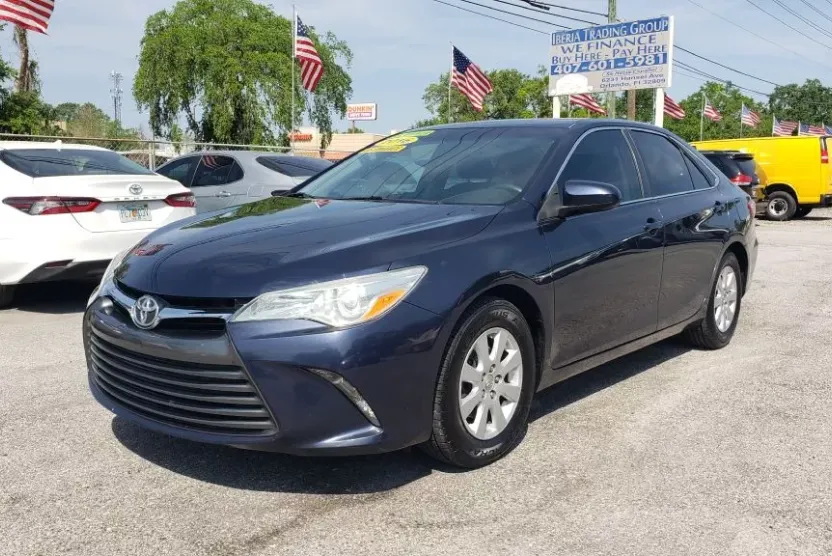 2016 Toyota Camry LE photo 1