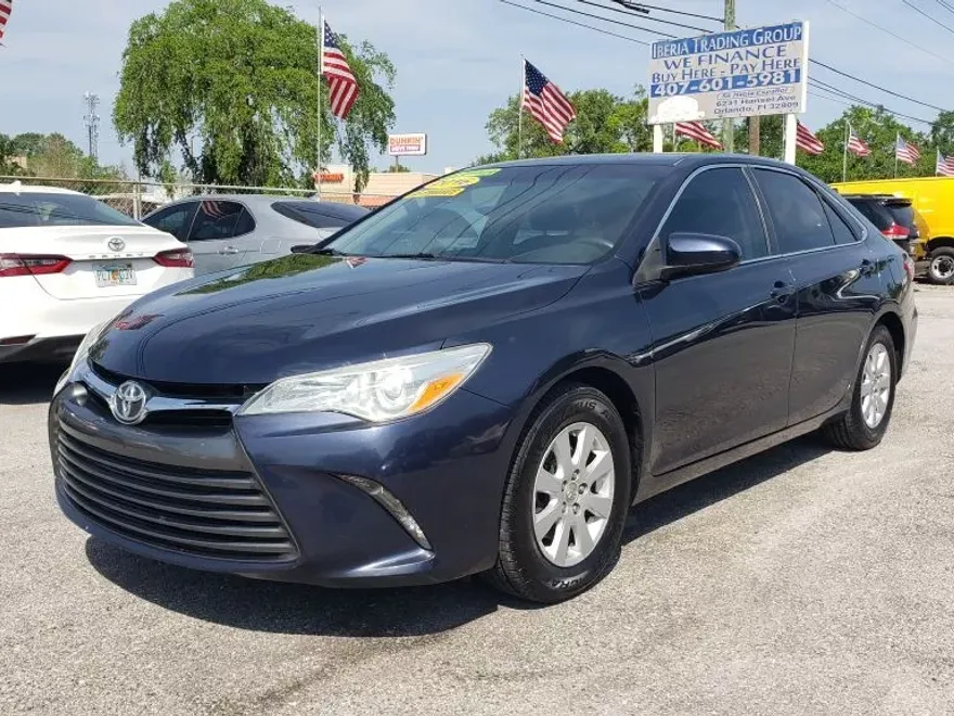2016 Toyota Camry LE photo 1