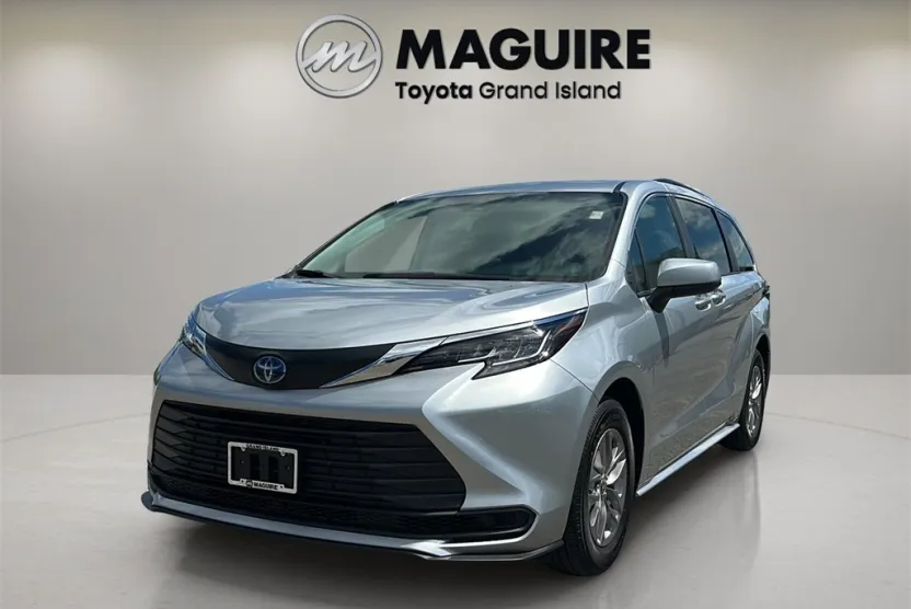 2023 Toyota Sienna LE photo 1