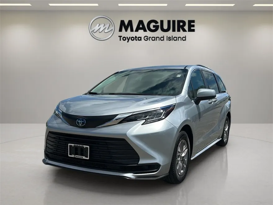 2023 Toyota Sienna LE photo 1