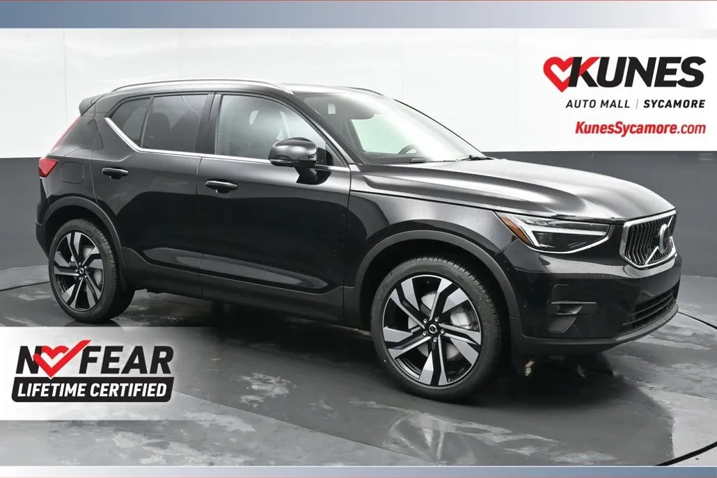 2025 Volvo XC40 photo 1