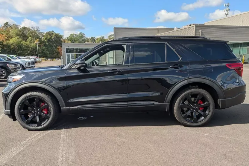 2022 Ford Explorer ST photo 1