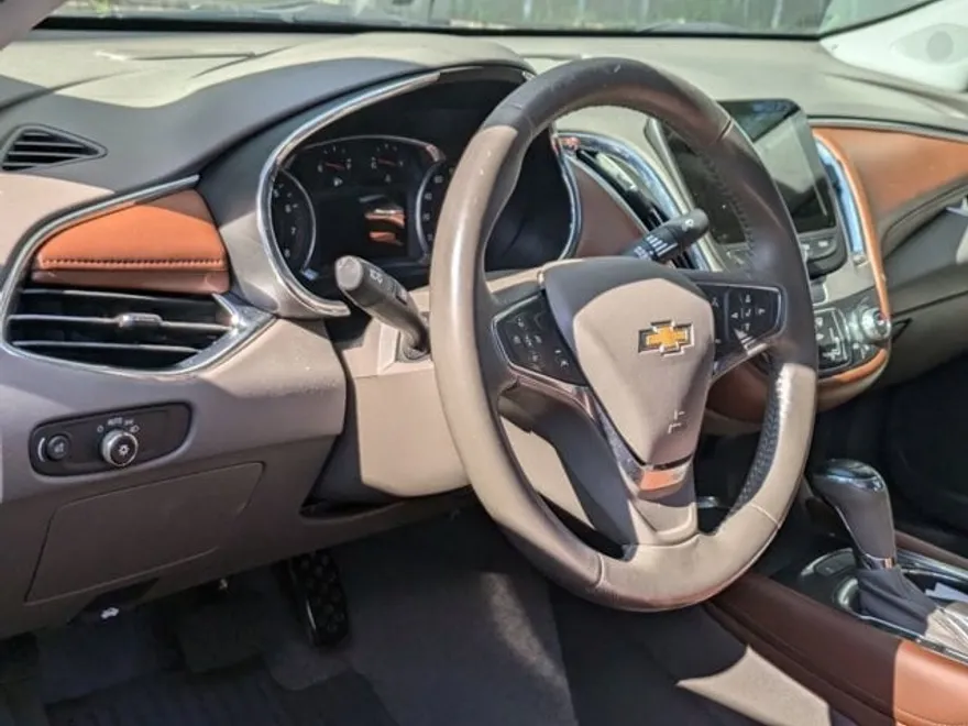2017 Chevrolet Malibu 1LT photo 1
