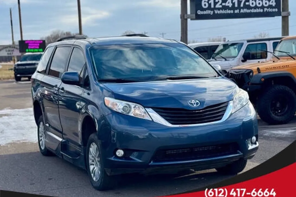 2017 Toyota Sienna XLE photo 1