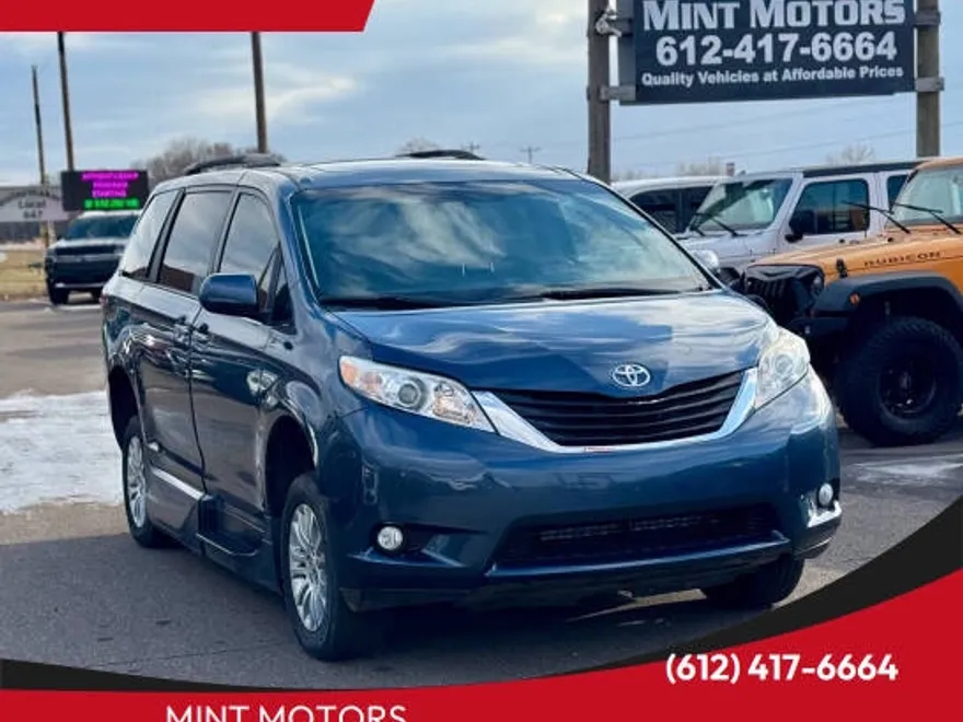 2017 Toyota Sienna XLE photo 1